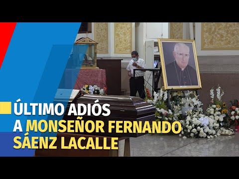 Fieles católicos dan último adiós a monseñor Fernando Sáenz Lacalle