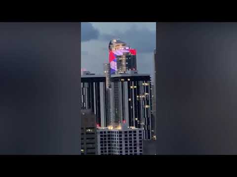 Rascacielos de Miami se ilumina con la bandera de Cuba por los cubanos que luchan por la libertad