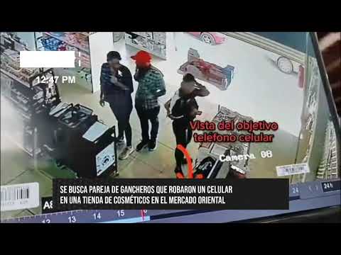 ¡Pareja de «tamales» en el Mercado Oriental! Roban celular en una tienda (VIDEO)