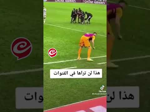 Un hincha se metió a la cancha tras el gol de Messi y fue sacado a cargadas