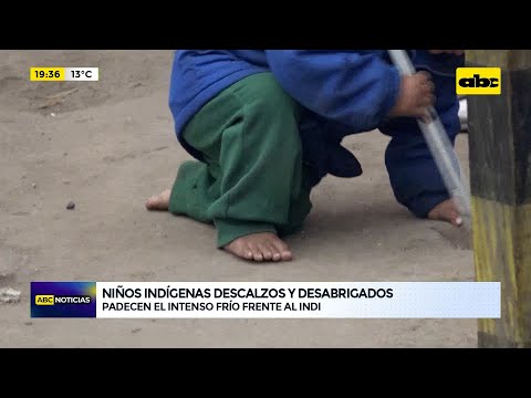 Niños indígenas descalzos y desabrigados padecen el intenso frío frente al INDI