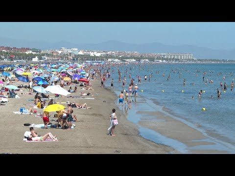 Turistas se refrescan en las playas de Valencia en la cuarta ola de calor del verano
