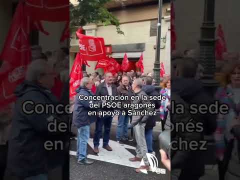 Concentración en la sede del PSOE aragonés en apoyo a Sánchez