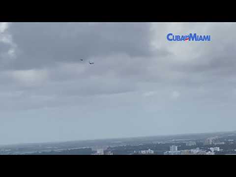 Avión y Helicoptero de la Guardia Costera de Estados Unidos sobrevuelan Miami
