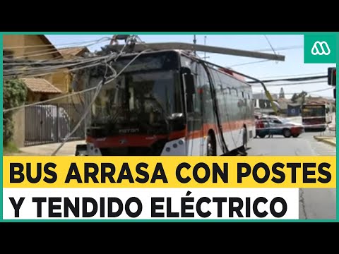 Bus del sistema RED arrasó con postes y cables en Peñalolén
