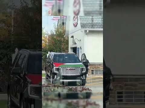 Jason Statham instala la bandera palestina en su coche