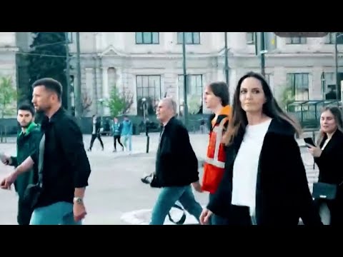 Angelina Jolie es sorprendida por sirenas antiaéreas en una estación de trenes en Lviv