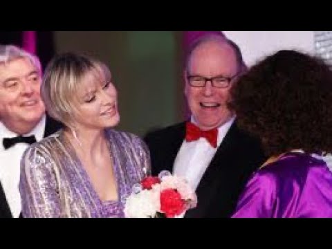 Charlene de Monaco dans une danse endiablé avec un autre homme lors du bal de la rose