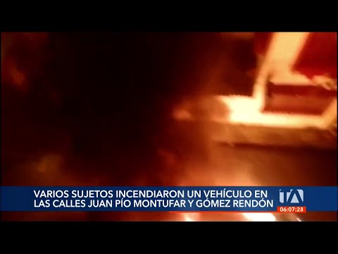 Desconocidos incendiaron un vehículo en el centro de Guayaquil