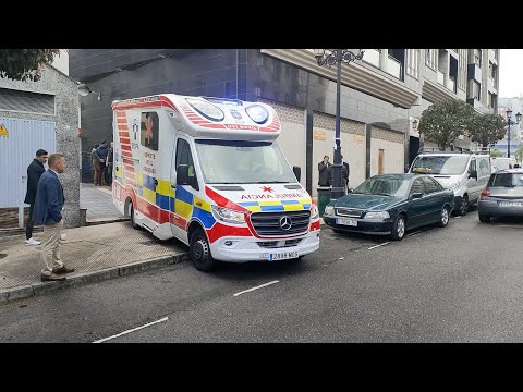 Una ambulancia del 112 de Oviedo se lleva los cuerpos de las mellizas fallecidas