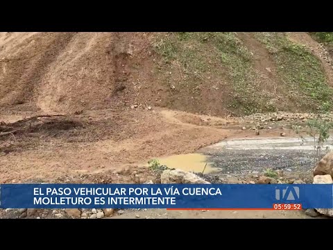 La Vía Cuenca- Molleturo estuvo cerrada por 10 horas debido a constantes deslizamientos de tierra
