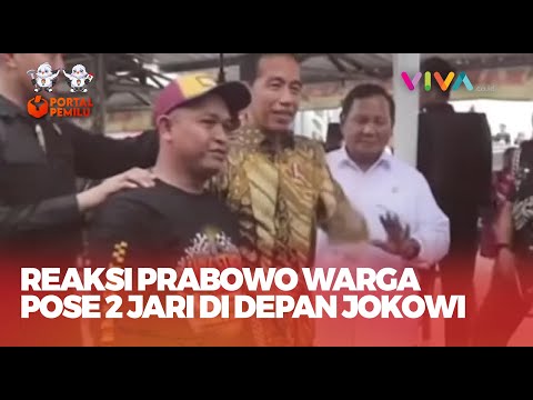 Gerakan Tangan Prabowo Lihat Warga Pose Dua Jari saat Foto dengan Jokowi