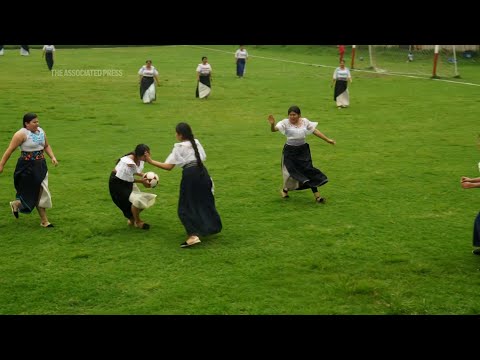 El fútbol con anaco-falda une a las mujeres de una comunidad indígena del norte de Ecuador