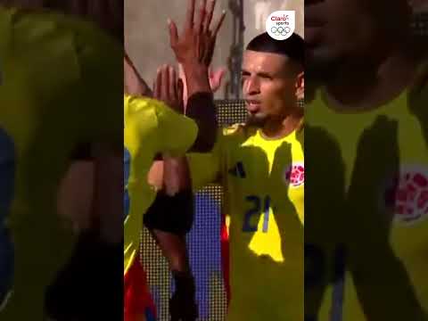 Luis Diaz nos da una clase de definición y la manda al fondo de las redes para el 3-0 de Colombia