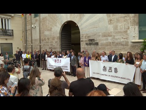 Corts Valencianes condena los dos crímenes machistas con los grupos divididos en dos pancartas