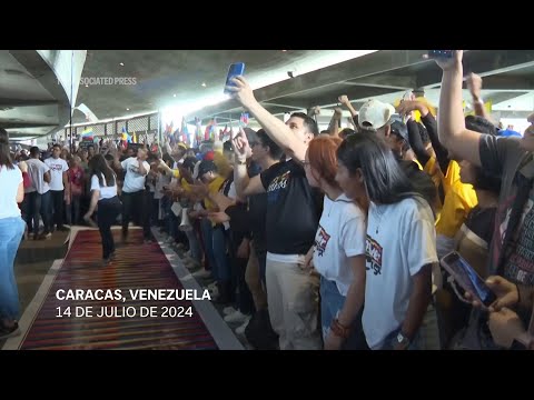 Líderes de la oposición venezolana se dirigen a los jóvenes en un mitin universitario