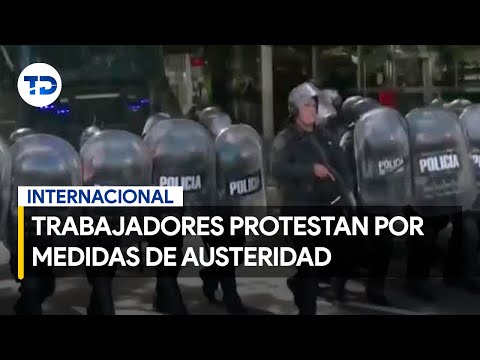 En Argentina, policía utiliza cañones de agua contra manifestantes