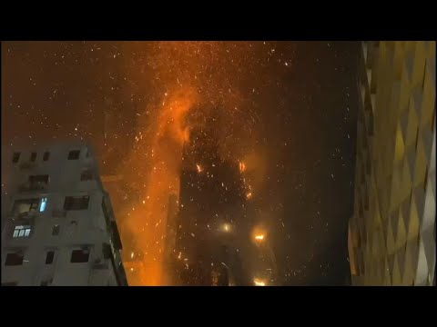 Hong Kong: spectaculaire incendie d'un gratte-ciel en construction | AFP Images