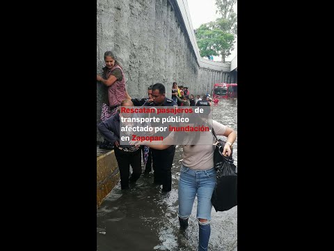 Rescatan pasajeros de transporte público afectado por inundación, en Zapopan