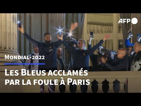 Coupe du monde 2022: les Bleus acclamés par la foule à Paris | AFP