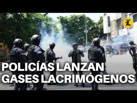 POLICÍAS LANZAN GASES LACRIMÓGENOS A CIUDADANOS FRENTE LA CASA NACIONAL DEL PLD