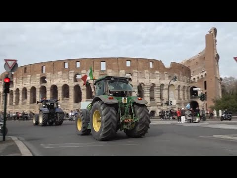 Italian farmers reach Colosseum with tractors calling for a meeting with the government