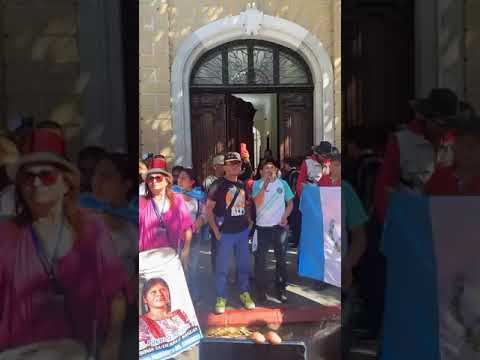INICIA PODEROSA MANIFESTACION AFUERA DEL CONGRESO DE GUATEMALA ELECCION DE JUNTA DIRECTIVA CONGRESO