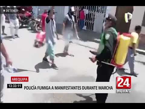 Arequipa: policía desinfecta a decenas de manifestantes con fumigadora