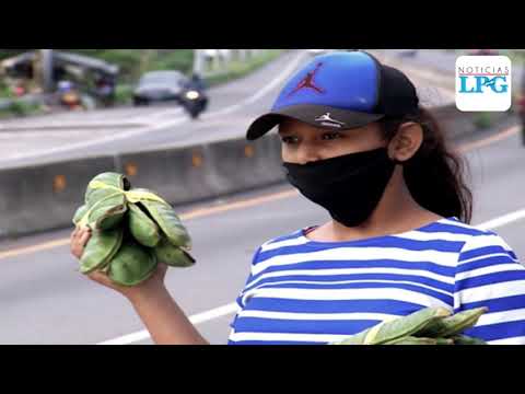 Familias que perdieron su trabajo por cuarentena obligatoria en El Salvador salen para vender fruta
