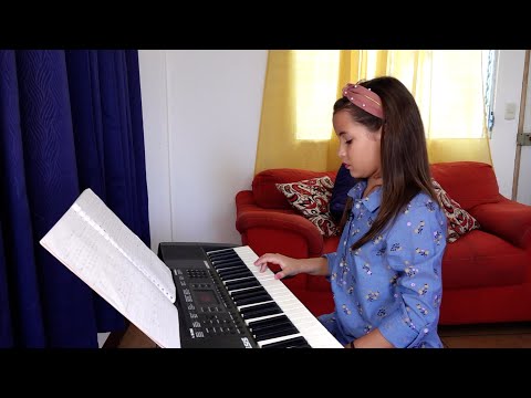 Thai Montealegre Figueroa toca el piano talentosamente