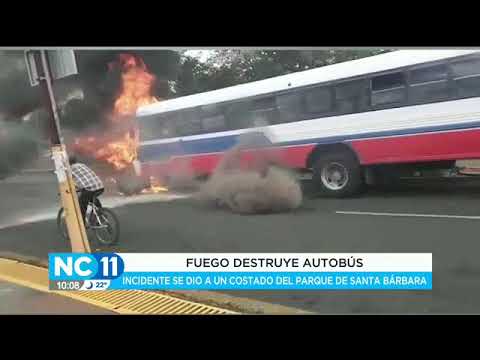 Fuego destruye autobús en Heredia