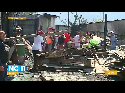 Personas que se quedaron sin casa tras incendio en Cartago piden comida y albergue