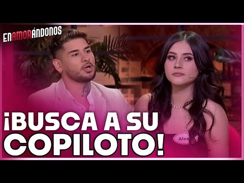 ¡Alexa TOQUETEA a CIEGAS su flechado antes de verlo y se SORPRENDE! | Enamorándonos