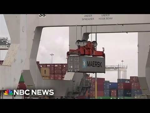 Dockworkers back on the job amid new evidence of economic strength