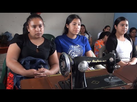 Mujeres emprendedoras de Pantasma aperturan Escuela de Oficio con curso de costura