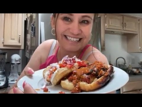 Hot dogs con tocino y espinacas y cebolla guizadas