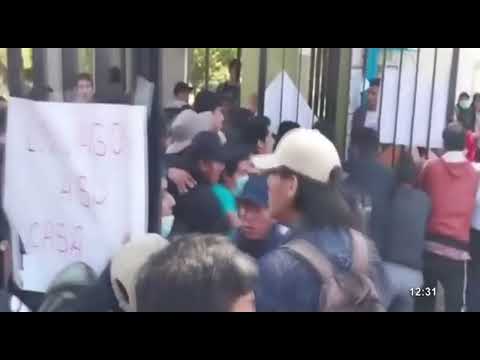 Estudiantes de la UNSCH protestan contra la suspensión de clases