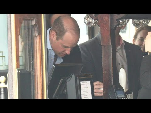 Le prince William tire une pinte de bière dans un pub de Soho | AFP Images