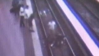 مقعد على كرسي متحرك يقع على قضبان مترو الانفاق