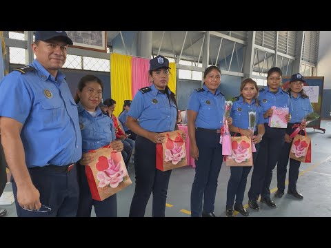 Mujeres policías reciben merecidos reconocimientos por su aporte