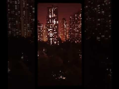En Shangai, China, gente gritando desde sus ventanas por el encierro y falta de suministros...