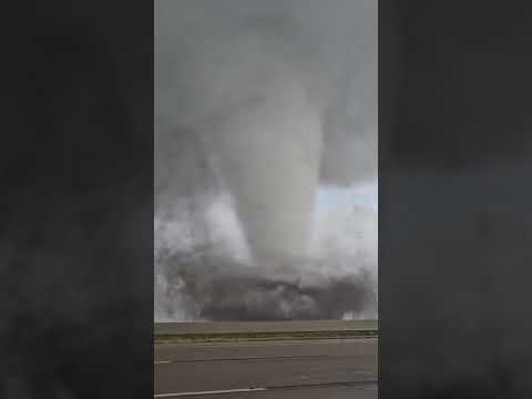 Las impresionantes imágenes del tornado que ha arrasado la ciudad de Lincoln, Nebraska (EEUU)