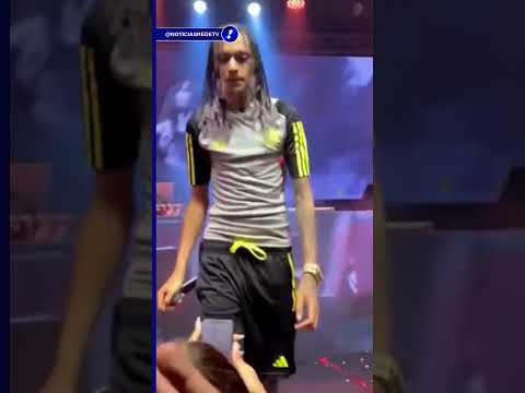 Rapper Oruam se irrita durante show e cospe na cara de fã