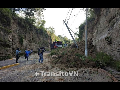 Derrumbe cae sobre vehículo de familia en Sololá