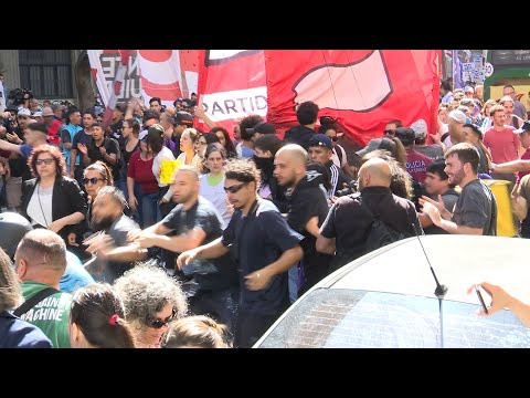 Miles de argentinos protestan en la Plaza de Mayo de Buenos Aires contra los recortes de Milei