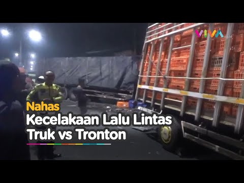 Adu Banteng Truk Ayam vs Truk Triplek di Jombang