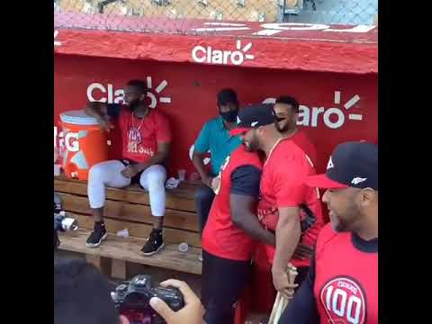 Albert Pujols en la cueva de Escogido, recibido por Fernando Rodney.