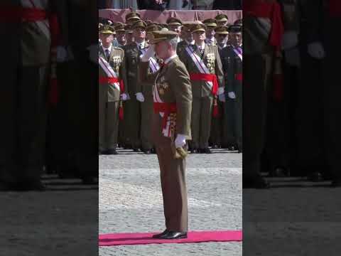 El rey Felipe VI vuelve a jurar bandera en Zaragoza, acompañado por la princesa Leonor #shorts