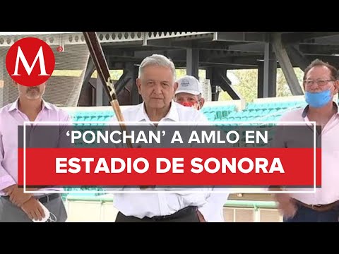 AMLO inaugura estadio de beisbol en San Luis Río Colorado, Sonora... y es ponchado