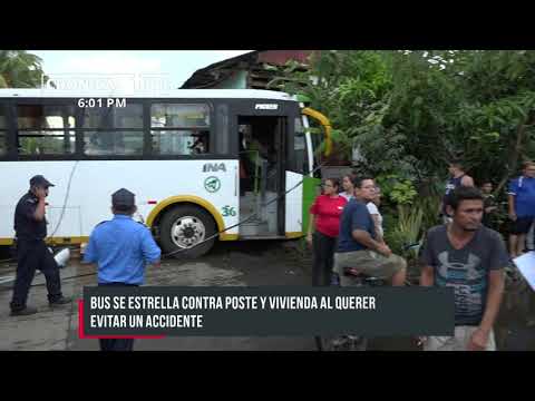 Busero se estrella contra un poste y una vivienda en Sabana Grande - Nicaragua
